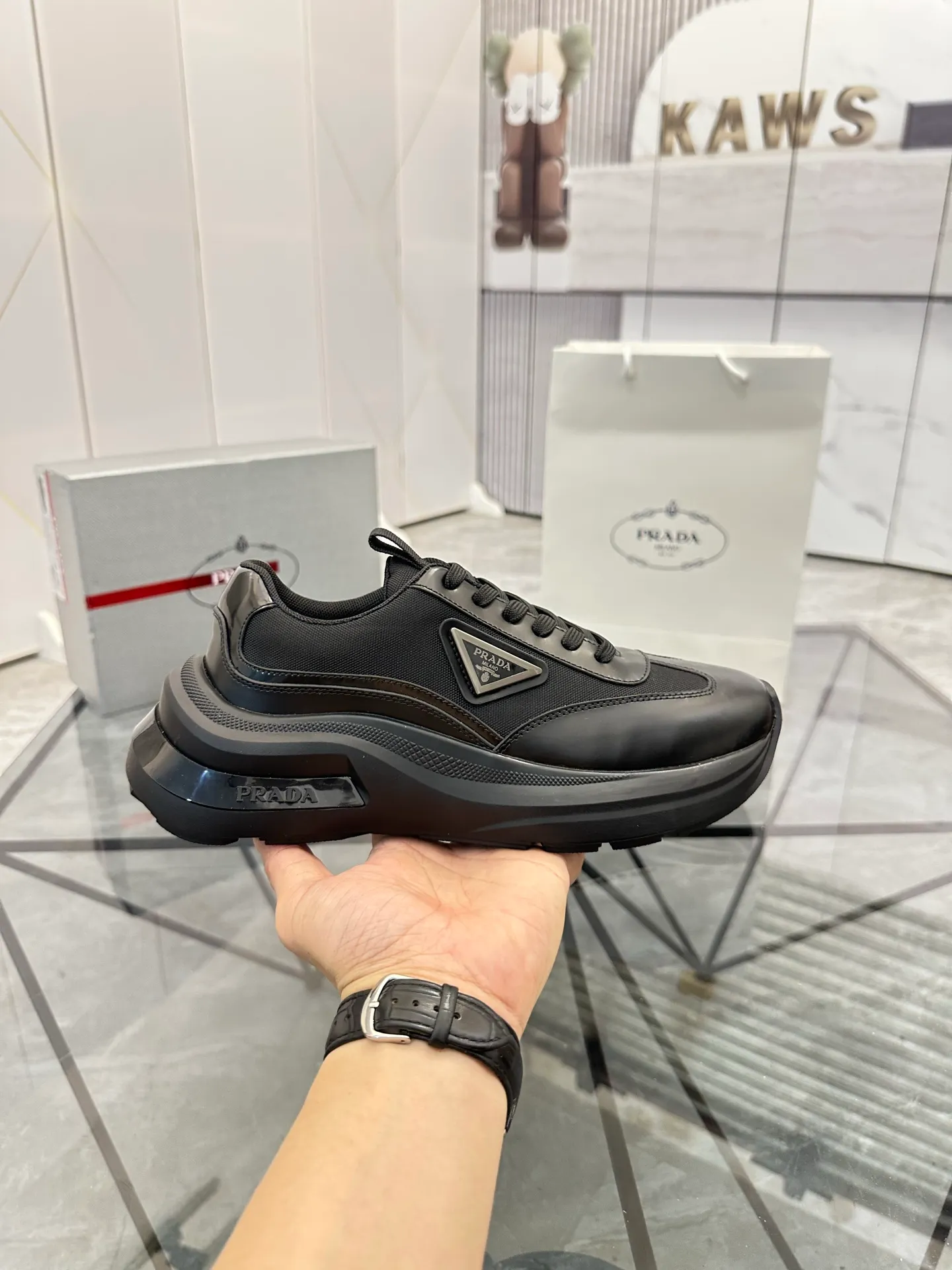 Men's shoes: 💰P680¥ High-end top quality Product trademark: Prada *"Prada*" low-top casual shoes Regular size: 38-45 (can be customized to 46) Product materials: Upper imported cowhide spliced ​​with breathable mesh, breathable lining, cowhide foot pads, original ultra-light foam outsole. No.: 001